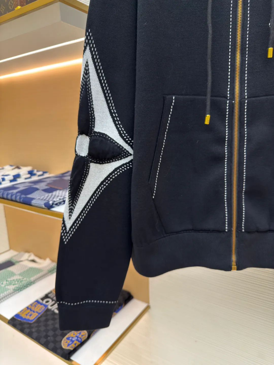 LOUIS VUITTON four-leaf clover zipper jacket ●Authentic product: purchased and developed for 18500 ●Item number: 1680392-B75 ●Fabric: combed siro spinning ●Technology: knitting ●Version: fitted version ●Weight: about 985 grams ●Size: S-M-L-XL ●Description: The fabric is made of 60-count double-strand combed siro spun yarn, which is twisted into one strand from 3 yarns, and is fixed-dyed in beige gray. Imported 1 4 knitting machines are used. A variety of local jacquard techniques plus an extremely complex double-sided middle plating technique can make the pattern convex and increase the thickness. Fine 16-needle sewing plate plus flat turning technology. The whole piece is washed with soft water. Same style for men and women!